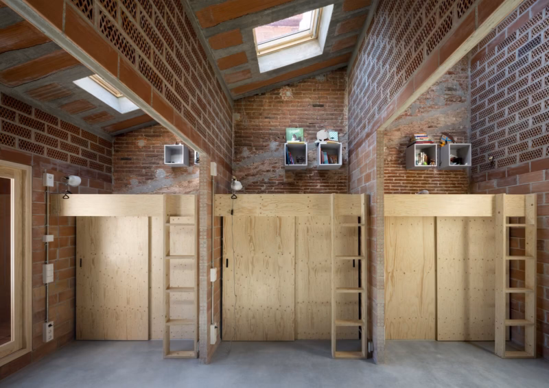 House 1701, Terrassa. Interior space with natural light. Harquitectes. Spain. Photograph by Jesús Granada.
