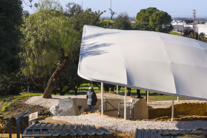 Frontal view of the textile membrane canopy with the perimeter plywood frieze and slender steel supports. Nd_Arquitectos. Carmona, Spain. Photo by Jesús Granada.