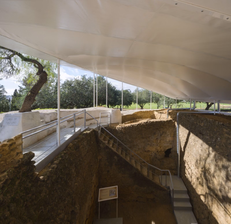 Access walkway descending into the rock-carved courtyard of the tomb of Postumio under the textile canopy. Nd_Arquitectos. Carmona, Spain. Photo by Jesús Granada.