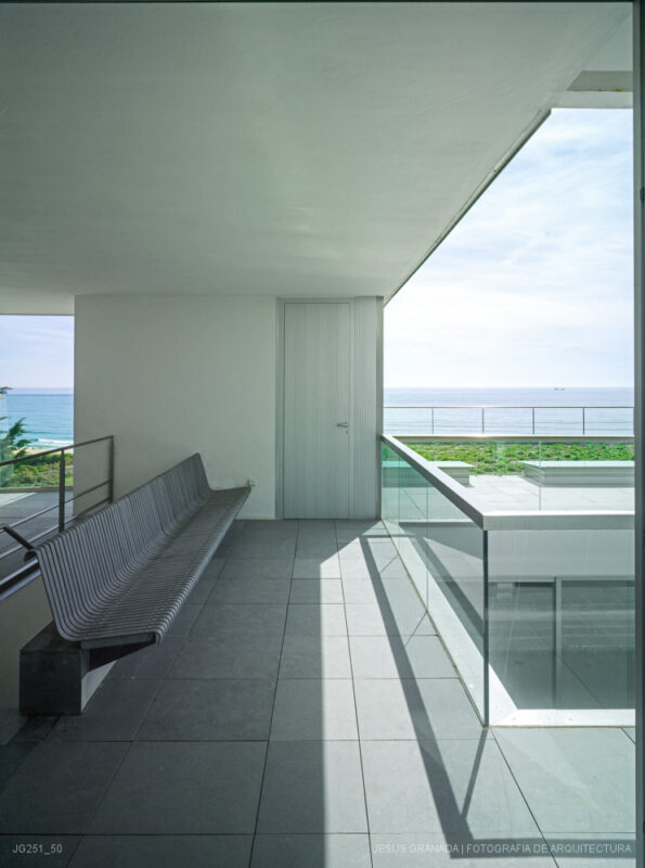 CADIZ ZAHARA DE LOS ATUNES VIVIENDA UNIFAMILIAR GUILLERMO VAZQUEZ PATRICIA LEAL JG251 50