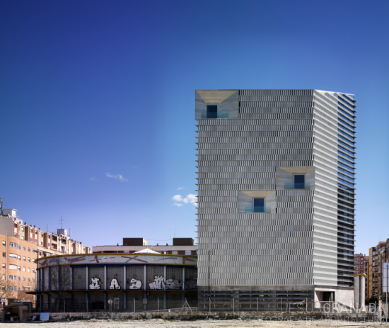 Vista frontal de la Torre y el Mercado (Aún sin rehabilitar)