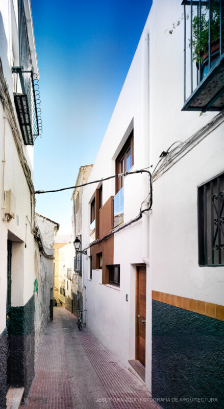 Casa verde , casa amarilla y un patio