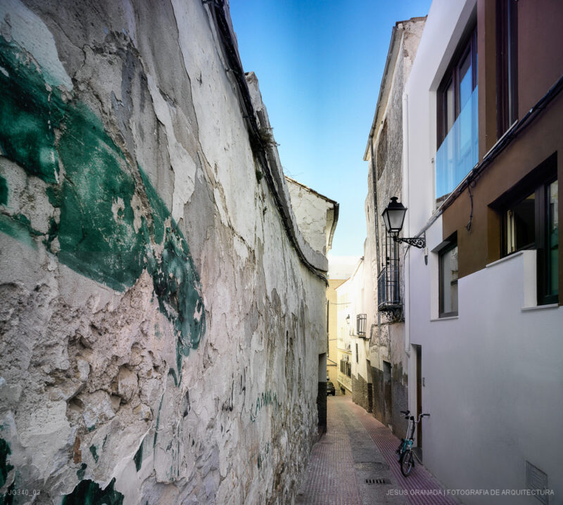 Casa verde , casa amarilla y un patio