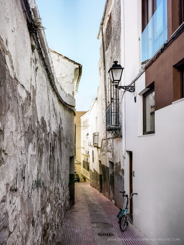 Casa verde , casa amarilla y un patio