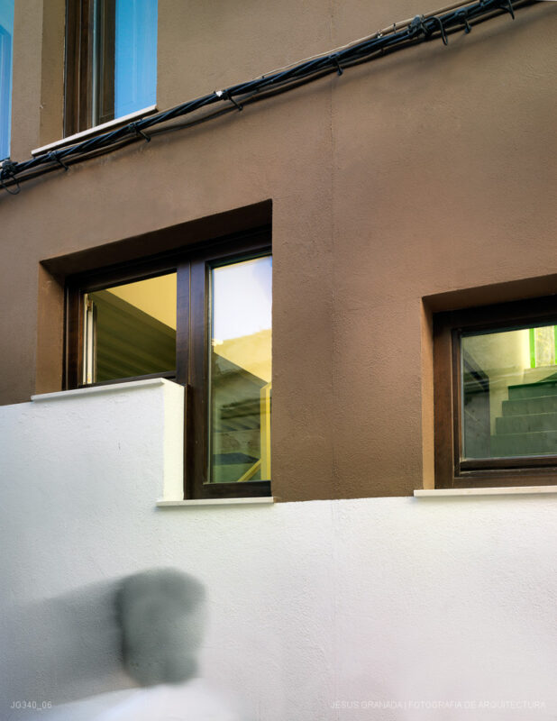 Casa verde , casa amarilla y un patio