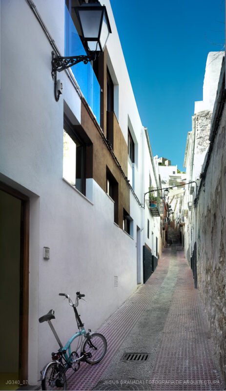 Casa verde , casa amarilla y un patio