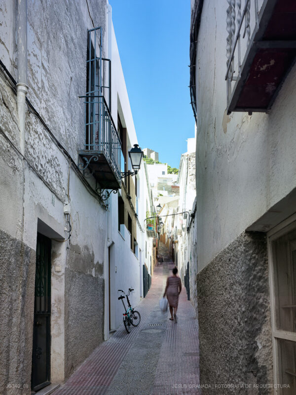 Casa verde , casa amarilla y un patio