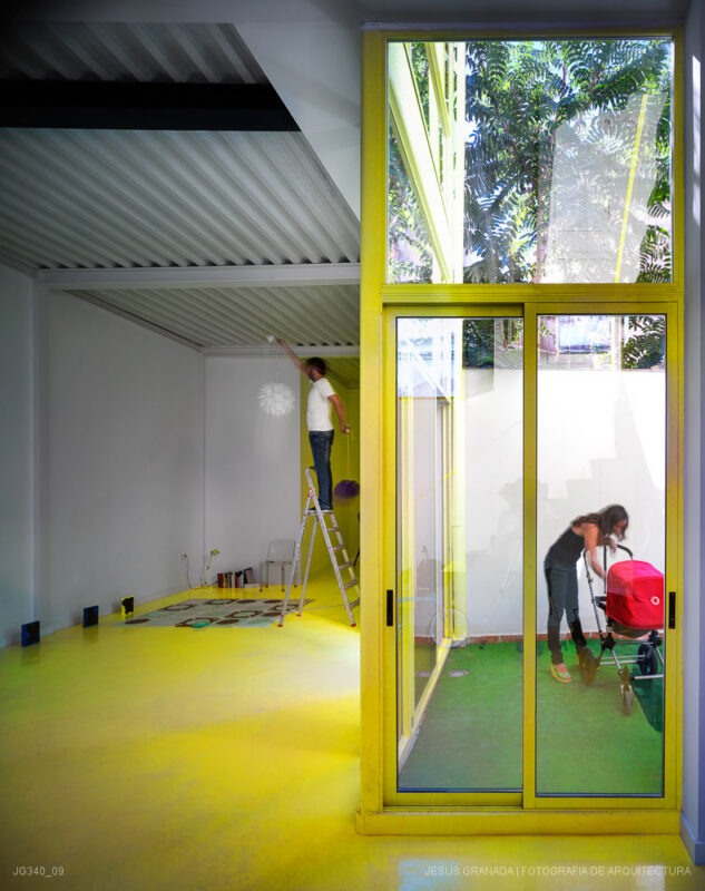 Casa verde , casa amarilla y un patio