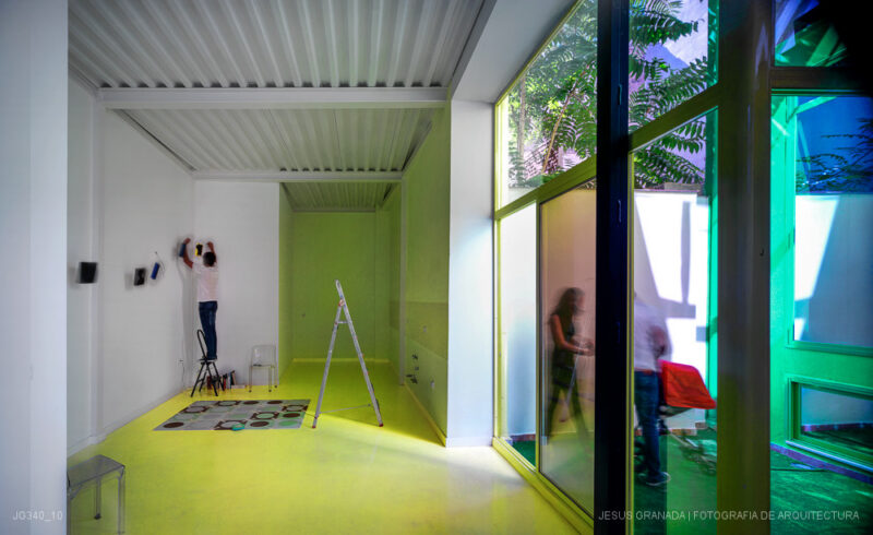 Casa verde , casa amarilla y un patio