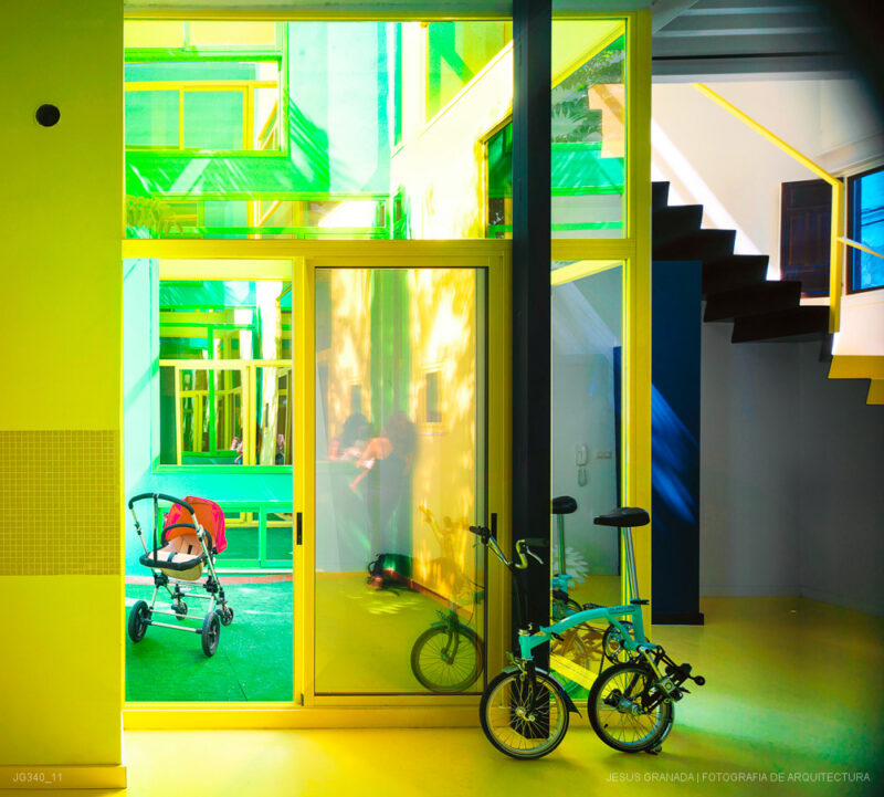 Casa verde , casa amarilla y un patio