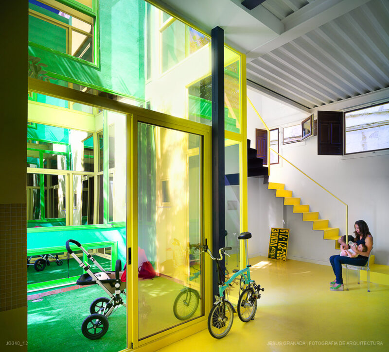 Casa verde , casa amarilla y un patio