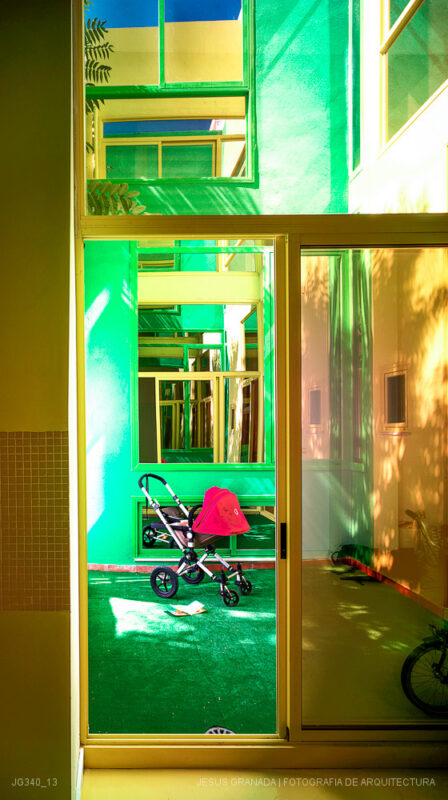 Casa verde , casa amarilla y un patio