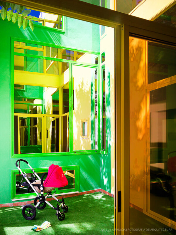 Casa verde , casa amarilla y un patio