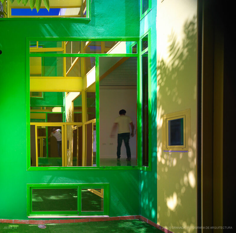 Casa verde , casa amarilla y un patio