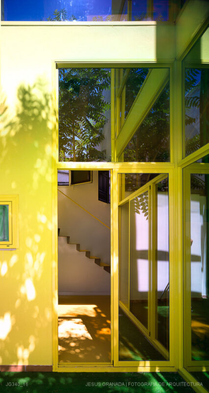 Casa verde , casa amarilla y un patio