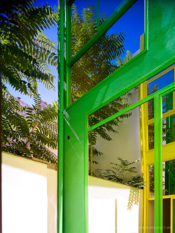 Casa verde , casa amarilla y un patio