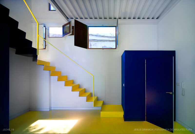 Casa verde , casa amarilla y un patio