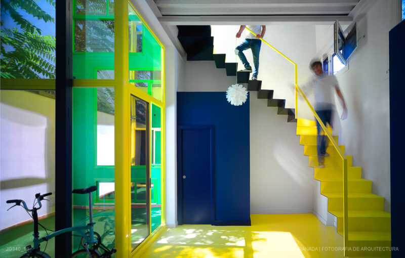 Casa verde , casa amarilla y un patio