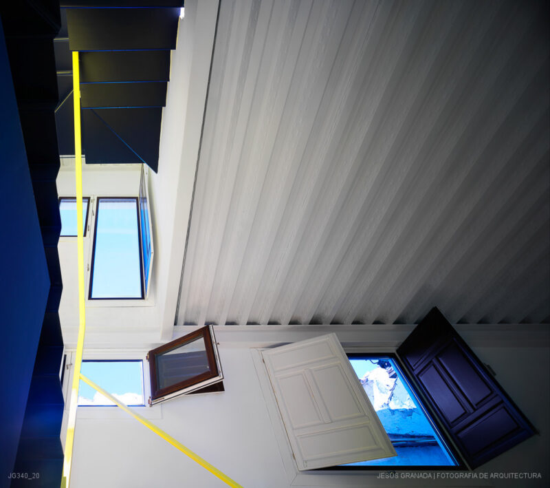 Casa verde , casa amarilla y un patio