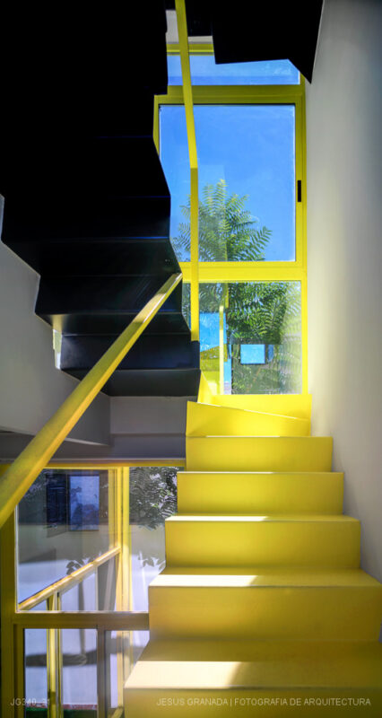 Casa verde , casa amarilla y un patio