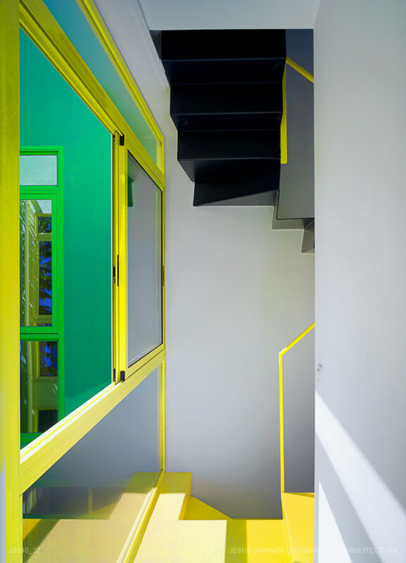 Casa verde , casa amarilla y un patio