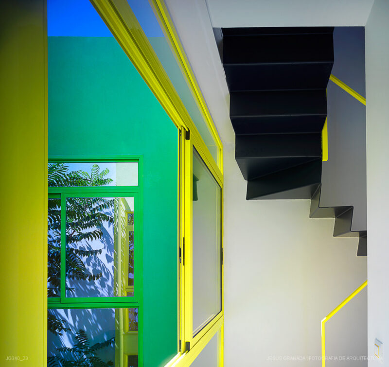 Casa verde , casa amarilla y un patio