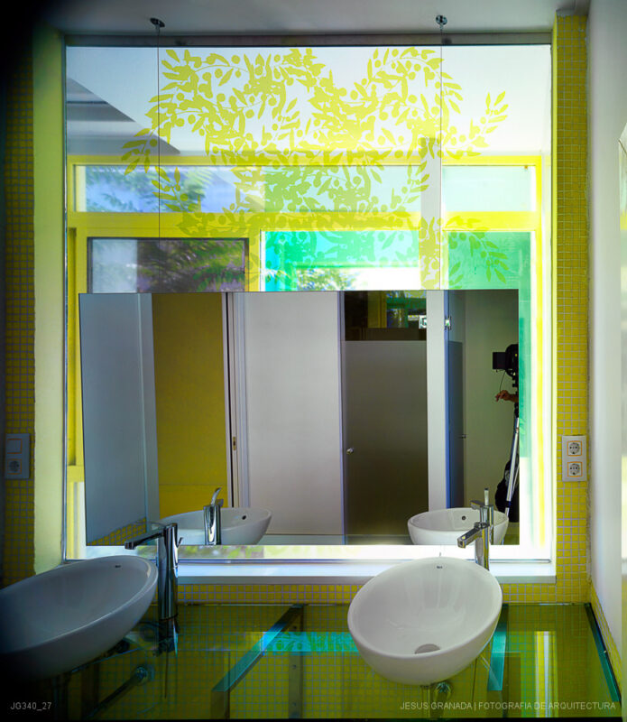 Casa verde , casa amarilla y un patio