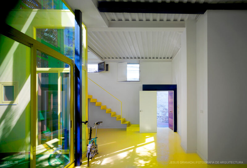 Casa verde , casa amarilla y un patio