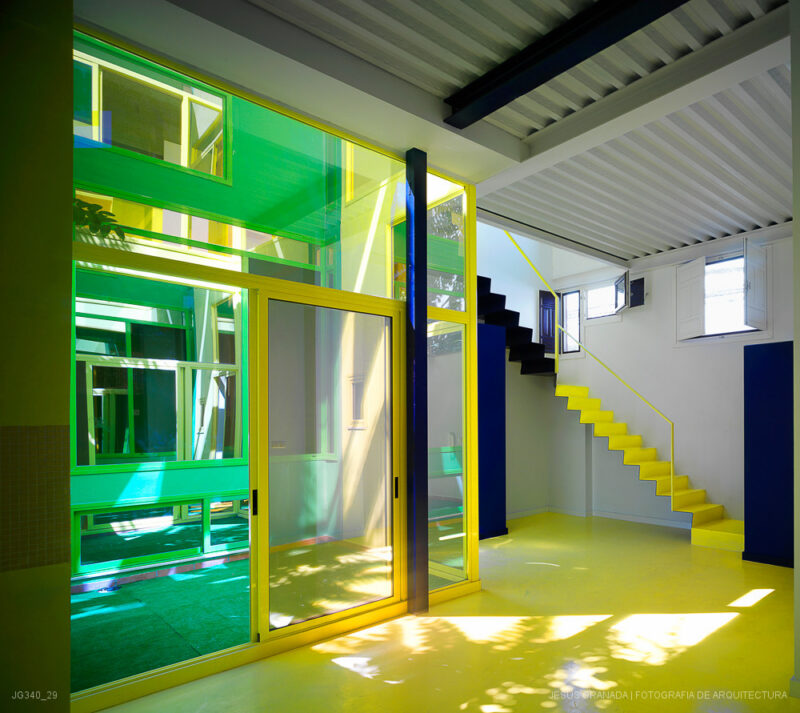 Casa verde , casa amarilla y un patio