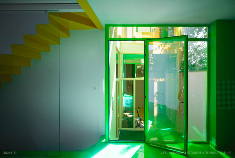 Casa verde , casa amarilla y un patio