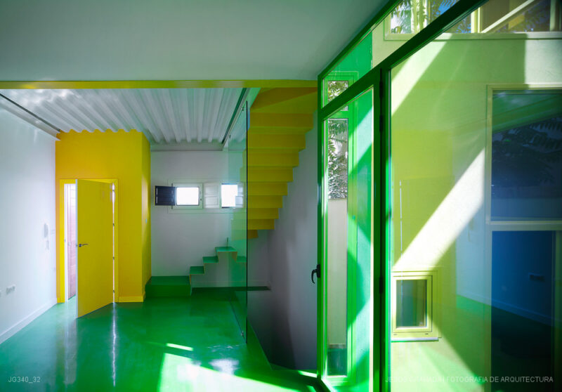 Casa verde , casa amarilla y un patio