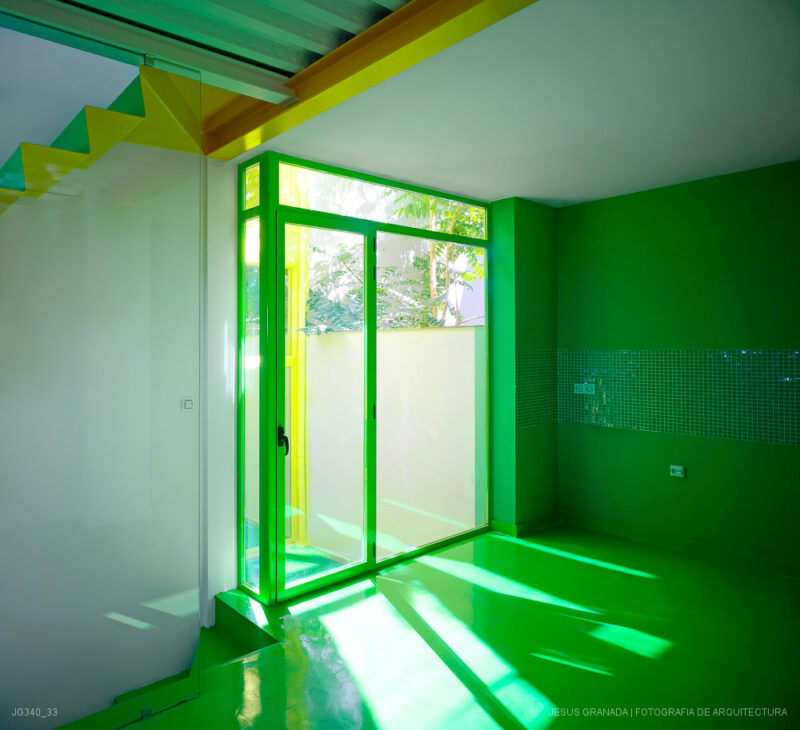 Casa verde , casa amarilla y un patio