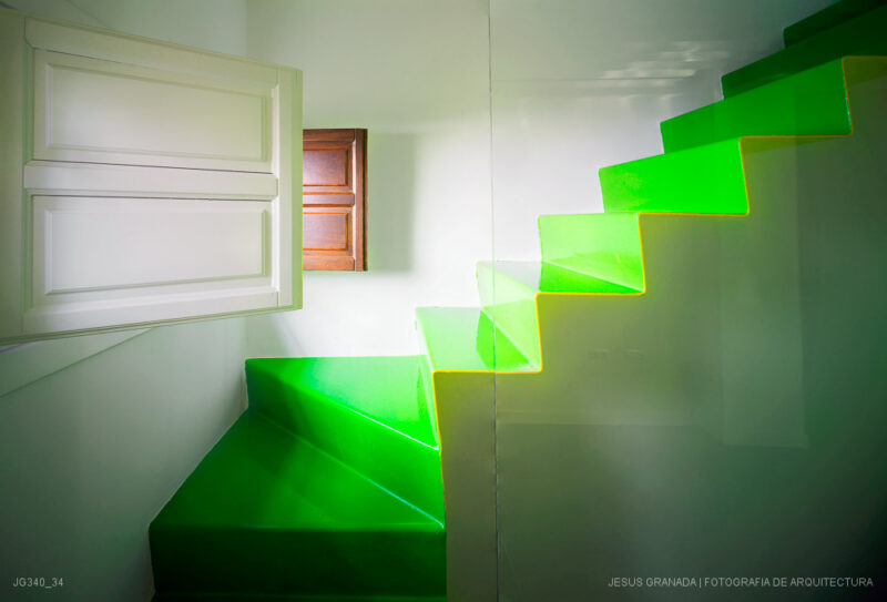 Casa verde , casa amarilla y un patio