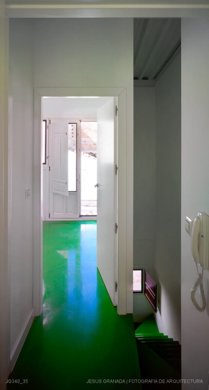 Casa verde , casa amarilla y un patio