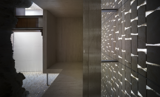 Restauración y arquitectura contemporánea están presentes en la intervención realizada entre los años 2005 y 2015 en el Castillo de Baena. Una actuación que considera tanto los trabajos de conservación de las estructuras históricas como su capacidad de integrase en nuevos desarrollos arquitectónicos y urbanos capaces de revitalizar el entorno circundante. El proceso de restauración de las fábricas históricas se ha llevado a cabo desde un riguroso análisis arqueológico y estratigráfico que ha puesto de manifiesto las diferentes etapas constructivas del edificio: una estructura de origen islámico transformada en fortaleza cristiana a mediados del siglo XIV, que se transforma en palacio en el siglo XVI y cuyo patio de armas fue ocupado por cinco depósitos de agua en la segunda mitad del siglo XX. La intervención arquitectónica realizada parte del reconocimiento de la ruina y de sus trazas históricas, restituyendo parcialmente el perfil urbano de las torres, de cuya forma original se conservan testimonios gráficos y escritos. Los nuevos paramentos del castillo se construyen con una fábrica armada de piedra arenisca y costillas de acero inoxidable que se vincula estructuralmente a unos núcleos de hormigón armado situados en las torres. La recuperación de los volúmenes y la creación de nuevos espacios interiores genera nuevas posibilidades para el uso cultural y patrimonial del antiguo castillo.