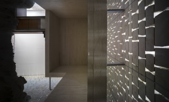 Restauración y arquitectura contemporánea están presentes en la intervención realizada entre los años 2005 y 2015 en el Castillo de Baena. Una actuación que considera tanto los trabajos de conservación de las estructuras históricas como su capacidad de integrase en nuevos desarrollos arquitectónicos y urbanos capaces de revitalizar el entorno circundante. El proceso de restauración de las fábricas históricas se ha llevado a cabo desde un riguroso análisis arqueológico y estratigráfico que ha puesto de manifiesto las diferentes etapas constructivas del edificio: una estructura de origen islámico transformada en fortaleza cristiana a mediados del siglo XIV, que se transforma en palacio en el siglo XVI y cuyo patio de armas fue ocupado por cinco depósitos de agua en la segunda mitad del siglo XX. La intervención arquitectónica realizada parte del reconocimiento de la ruina y de sus trazas históricas, restituyendo parcialmente el perfil urbano de las torres, de cuya forma original se conservan testimonios gráficos y escritos. Los nuevos paramentos del castillo se construyen con una fábrica armada de piedra arenisca y costillas de acero inoxidable que se vincula estructuralmente a unos núcleos de hormigón armado situados en las torres. La recuperación de los volúmenes y la creación de nuevos espacios interiores genera nuevas posibilidades para el uso cultural y patrimonial del antiguo castillo.