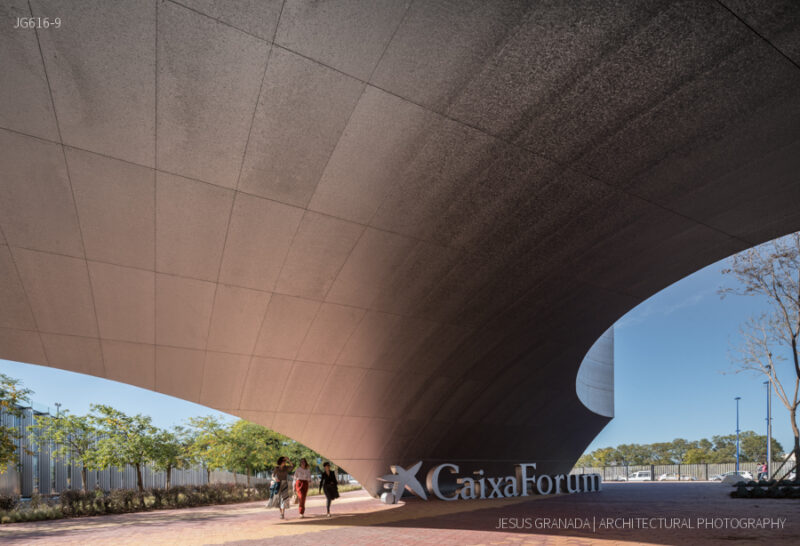 Caixaforum Sevilla. Espacio bajo marquesina de acceso.