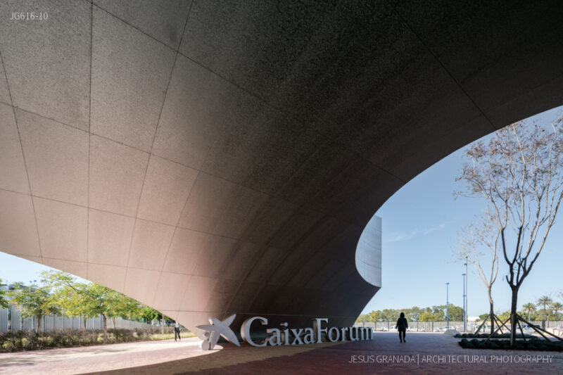 Caixaforum Sevilla. Espacio bajo marquesina de acceso.