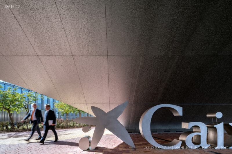 Caixaforum Sevilla. Espacio bajo marquesina de acceso.