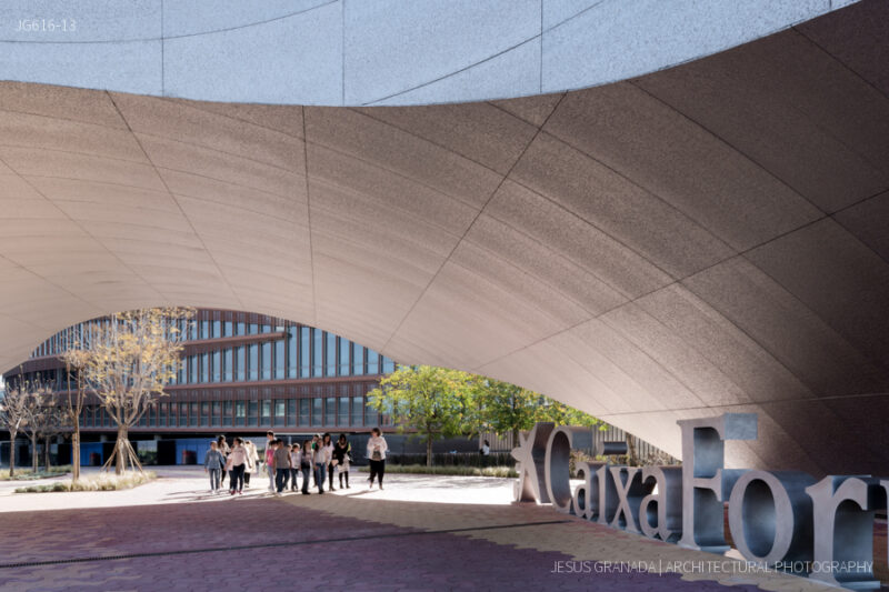 Caixaforum Sevilla. Espacio bajo marquesina de acceso.