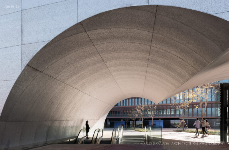 Caixaforum Sevilla. Espacio bajo marquesina de acceso.