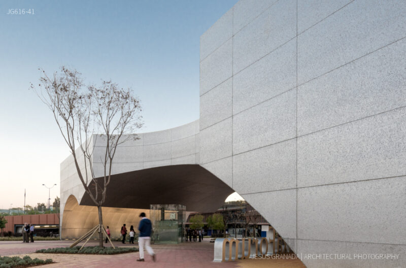 Caixaforum Sevilla. Marquesina de acceso al atardecer.
