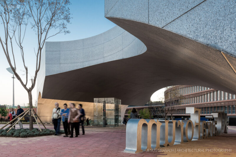 Caixaforum Sevilla. Marquesina de acceso al atardecer.