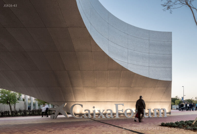 Caixaforum Sevilla. Marquesina de acceso al atardecer.