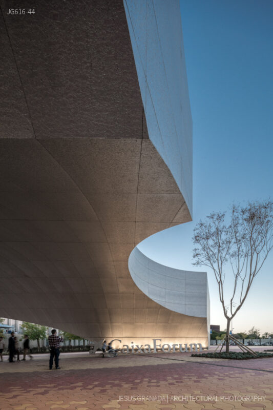 Caixaforum Sevilla. Marquesina de acceso al atardecer.