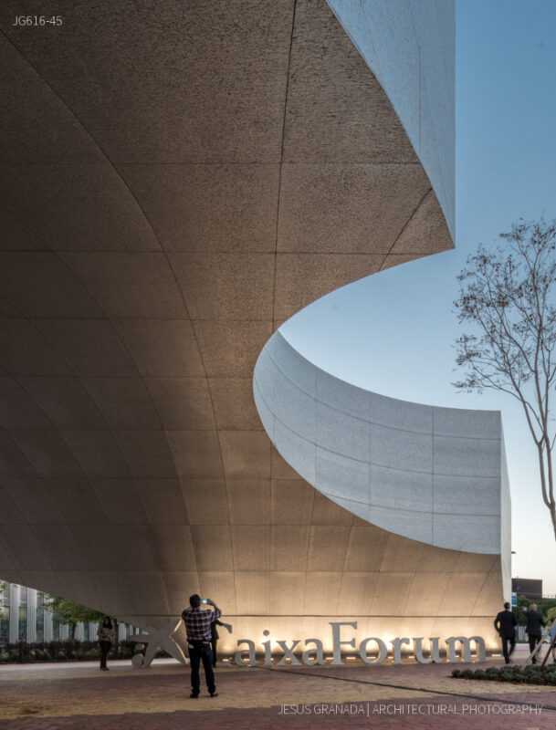 Caixaforum Sevilla. Marquesina de acceso al atardecer.