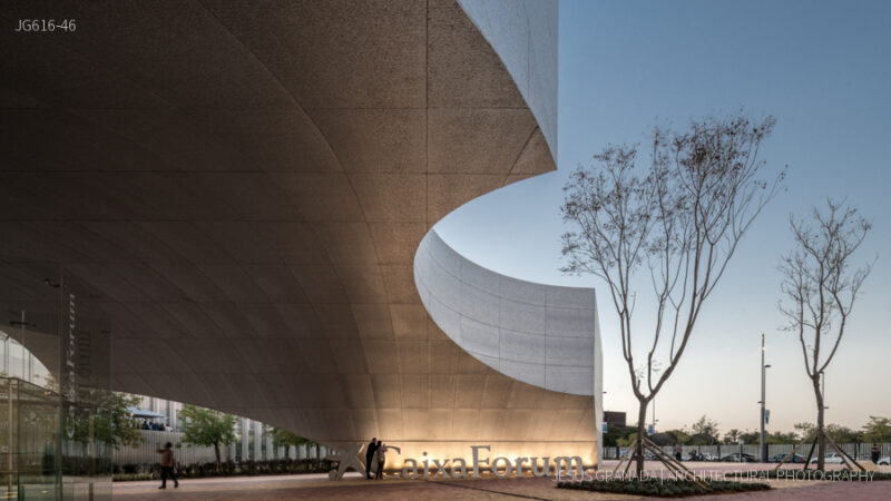 Caixaforum Sevilla. Marquesina de acceso al atardecer.