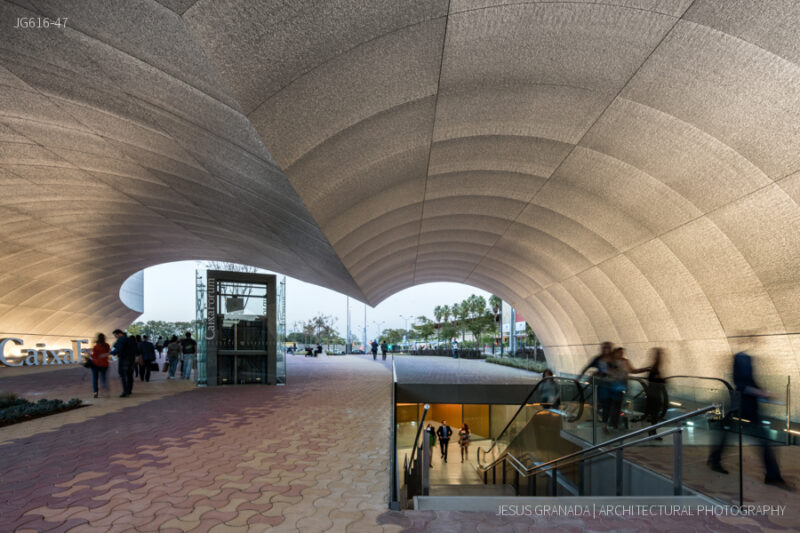 Caixaforum Sevilla. Marquesina de acceso y escaleras mecánicas de bajada.