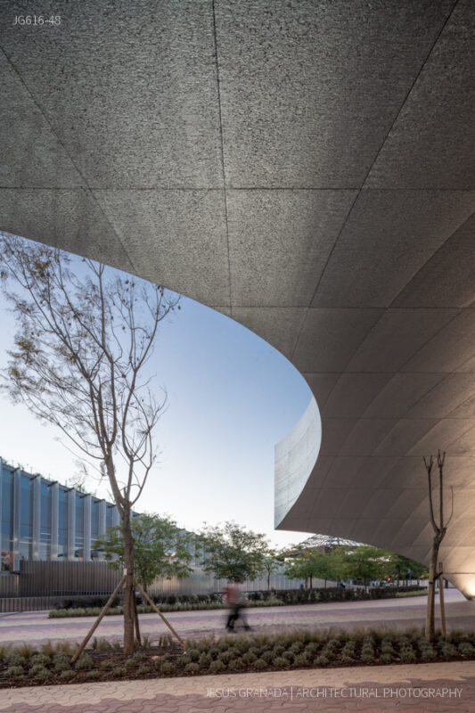 Caixaforum Sevilla. Marquesina de acceso al atardecer.