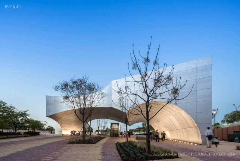 Caixaforum Sevilla. Marquesina de acceso. Vista nocturna.